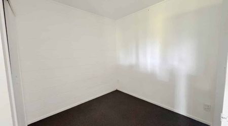 One-Bedroom Apartment with Parking in Mt Wellington - Photo 3