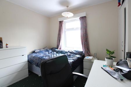 4 bedroom semi-detached house to rent - Photo 4