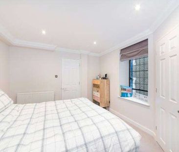 Lovely one bedroom apartment with own entrance set within a beautiful church conversion in Angel. - Photo 1