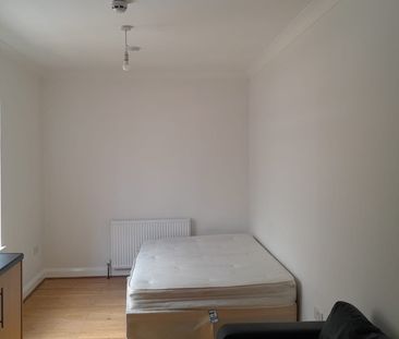 Room in a Shared House, Fallaize Avenue, IG1 - Photo 3