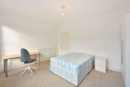 Spacious four bedroom terraced house in a great location. - Photo 4