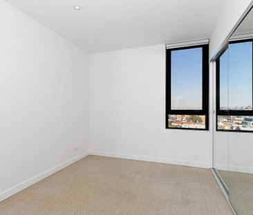 Top Floor Light Filled Apartment With City Views - Photo 3