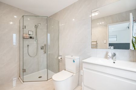 Sleek and Stylish - Photo 5