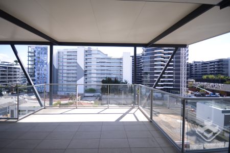 VERY RARE! Spacious 3-Bedroom Apartment with 2 Bathrooms & 2 Car Spaces – West End - Photo 3