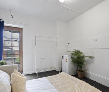 Redfern - Photo 1