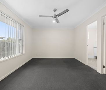 Spacious Family living in the heart of Flinders View - Photo 3