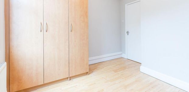 Modern one bed in zone one location mins to tube & shops - Photo 1