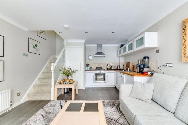 2 bedroom mews to rent - Photo 1