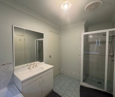 Three Bedroom Family Home - Photo 6