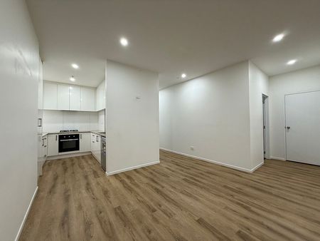Spacious 3-Bedroom Apartment on street level - Photo 3
