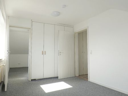 Gepflegte ca. 89 m² große DG-Wohnung mit großem Wohn-/Esszimmer, Tageslichtbad und PKW-Stellplatz - Photo 5