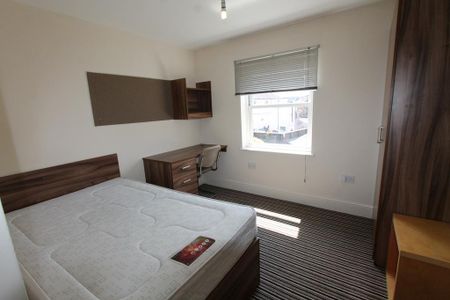 4 bedroom flat to rent - Photo 2