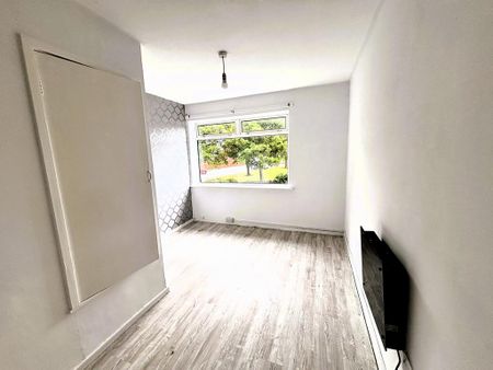 3 bedroom flat to rent - Photo 2