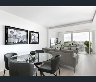 Upscale renovation of a ‘Top of the Town’ apartment - Photo 1