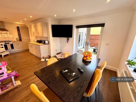 4 bedroom detached house to rent - Photo 2