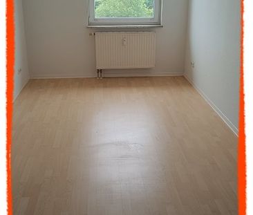 Schöne 2-Zimmer-Wohnung mit Personenaufzug und Balkon sowie EINBAUKÜCHE zu vermieten! - Photo 1