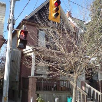 *Newly Painted* 2-bedroom + Den Upper near Bloor and Dufferin - Photo 3