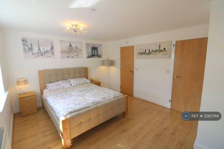 4 bedroom semi-detached house to rent - Photo 5