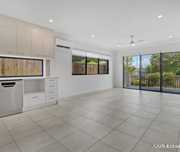 SUN DRENCHED VILLA, COURTYARD, POOL AND GYM - Photo 6