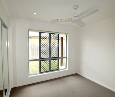 AS GOOD AS IT LOOKS! DELIGHTFUL, FULLY AIR CONDITIONED, DUPLEX HOME - Photo 4