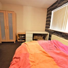 5 bedroom House in Howden Gardens, Leeds - Photo 1