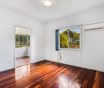 CHARMING COTTAGE ON LARGE BLOCK WITH SHED - WALK TO SCHOOLS, PUBLIC... - Photo 1