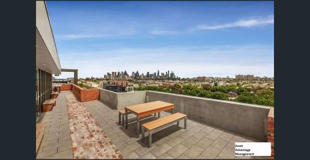 Stylish One Bedroom Living in the Heart of Collingwood - Photo 5