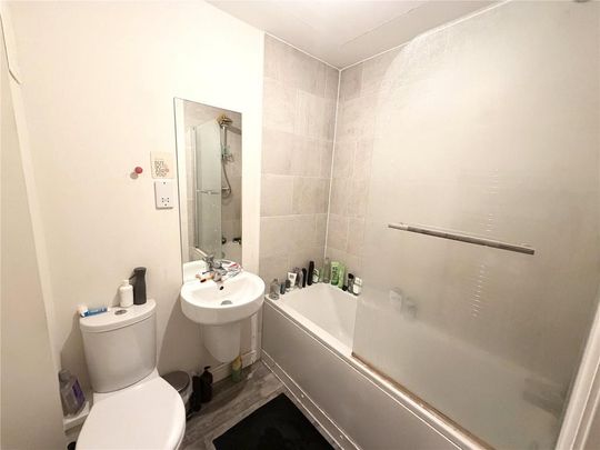 1 bedroom in a house share to rent - Photo 1