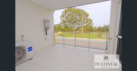 Stunning First Floor Apartment with Park Views - Photo 3