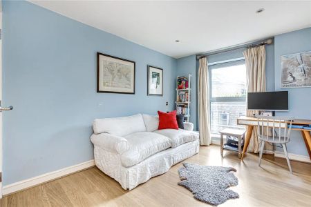 2 bedroom flat in London - Photo 4