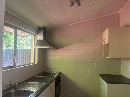 Tidy Two bedroom unit, near city centre. - Photo 3