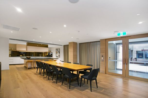 Bounce into Bond! - Photo 1