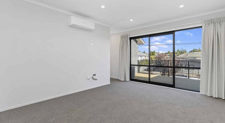 Spacious townhouse, great location! - Photo 2