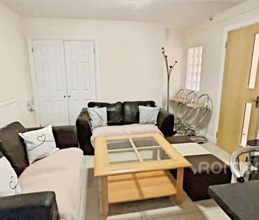 6 bedroom semi-detached house to rent - Photo 1