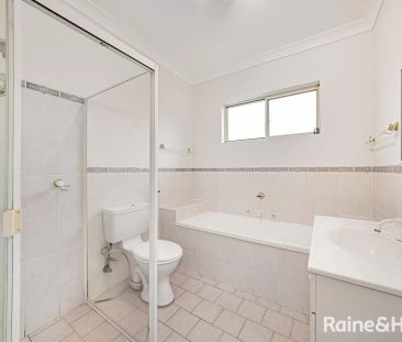 Townhouse with 3 bedrooms, 2 bathrooms & parking for 1 car - Photo 4