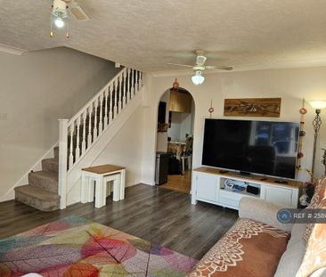 4 bedroom end of terrace house to rent - Photo 2