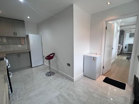 1 Bed Flat, Beehive Lane, IG1 - Photo 2