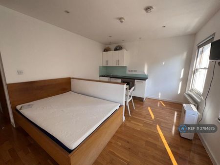 Studio to rent - Photo 2