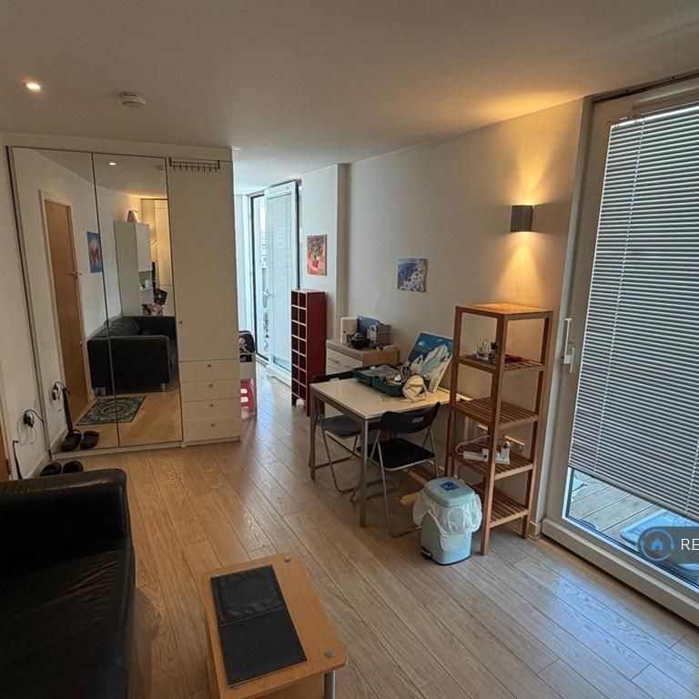 Studio to rent - Photo 1