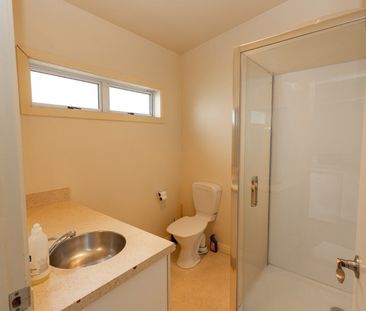 Boarding house rooms available now! - Photo 6