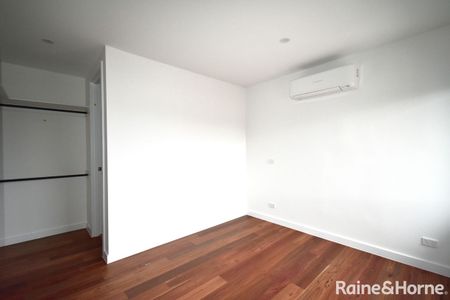 Modern 2-Bedroom Townhouse in Springvale! - Photo 2