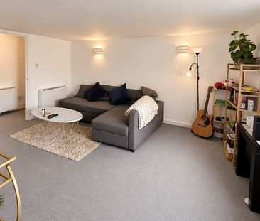 2 Bed Flat, Park South, SW11 - Photo 2