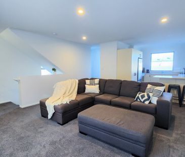 Semi-Furnished Townhouse with Double Internal Garage in Perfect Loc... - Photo 2