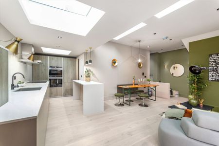 A beautifully designed two bedroom garden flat with its own private entrance. - Photo 3