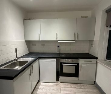 Self contained studio ideal for single or couple- 1200 pcm inclusiv... - Photo 3