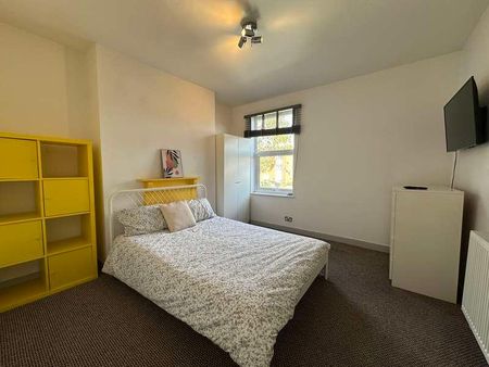 Large Bed +study Room // Ripon St // Sept, LN5 - Photo 5