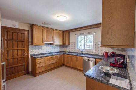 Luxury Villa for rent in Estepona, Andalusia - Photo 4