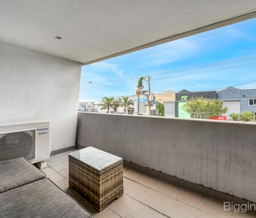 Vibrant Convenience and Contemporary Living - Photo 4