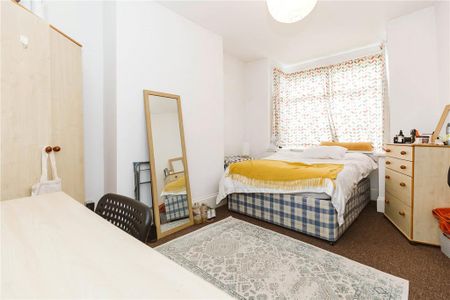 4 bedroom end of terrace house to rent - Photo 2