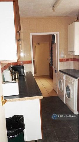 1 bedroom in a house share to rent - Photo 4